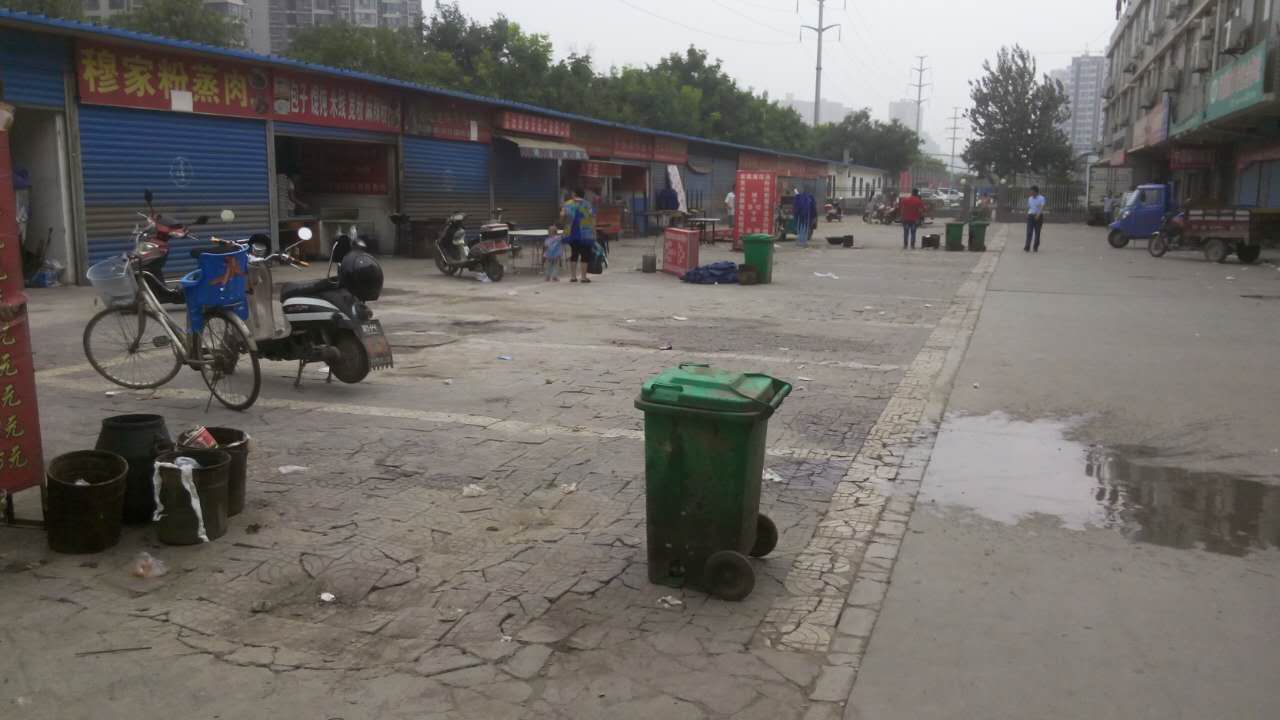 饮食街地面挖修前